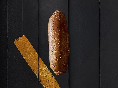 Das Kornspitz Natur der Bäckerei Pappert ist ein rustikaler Klassiker mit Südtiroler Gewürznote Das Kornspitz Natur der Bäckerei Pappert auf dunklem Holzhintergrund platziert.