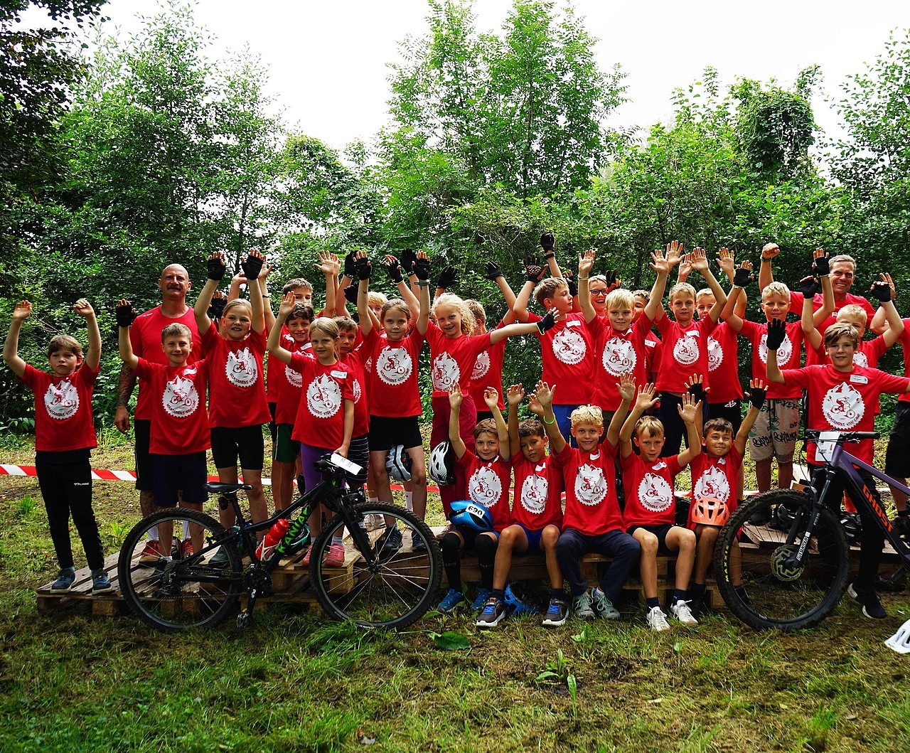 Ein Gruppenfoto von den teilnehmenden Kindern am MTB-Kids-Camp 2024 in roten Fitnessbäcker T-Shirts.