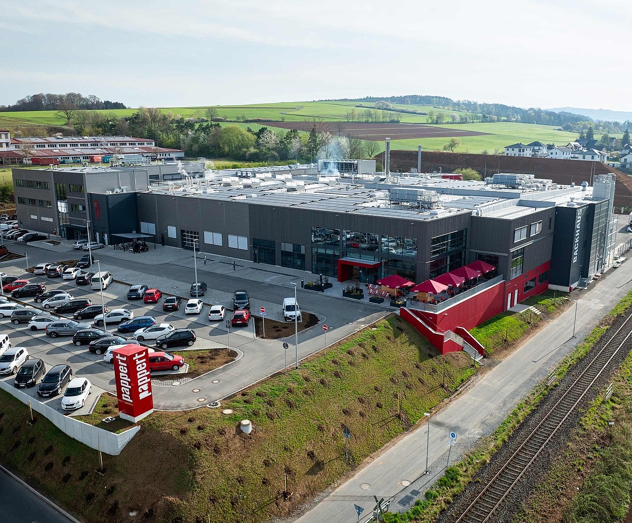 Das Pappert Backhaus in Eichenzell mit einer großen Parkfläche.