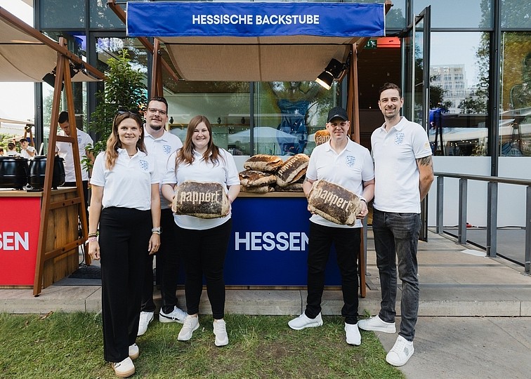 Das Bild zeigt Mitarbeiter der Bäckerei Pappert vor ihrem Stand auf dem Hessenfest Berlin.