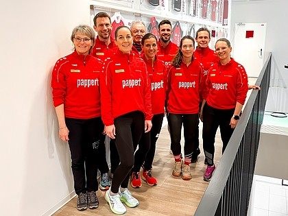 Abbildung zeigt die Fitnessbäcker-Trainer der Bäckerei Pappert in roter Fitnessbäcker-Kleidung..