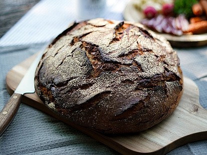 Das 1928 der Bäckerei Pappert aus Natursauerteig und regionalem Roggen Das 1928 der Bäckerei Pappert auf einem Holzbrett, stimmungsvoll beleuchtet.