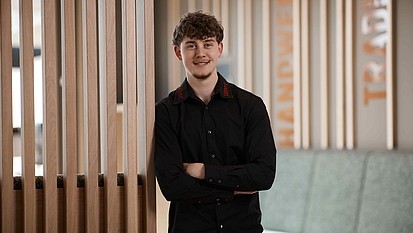 Maximilian Pappert, Referent der Geschäftsleitung, im Café am Backhaus in Eichenzell.