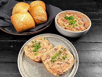 Der Tomaten-Aufstrich in einer Schale neben den Ciabatta-Brötchen platziert.