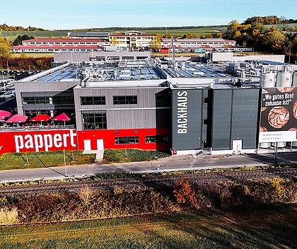 Luftbild des Pappert Backhaus in Eichenzell bei Fulda mit angeschlossenen Café-Bereich und markanter Pappert-Fassade.