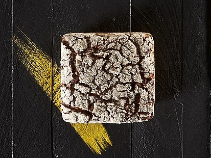 Der Rogger der Bäckerei Pappert aus feinstem Roggenmehl aus der Region Der Rogger der Bäckerei Pappert auf einem schwarzem Holzhintergrund platziert.