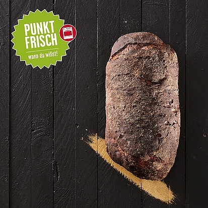 Das punktfrisch-Brot "das Mehr" auf dunklem Hintergrund.