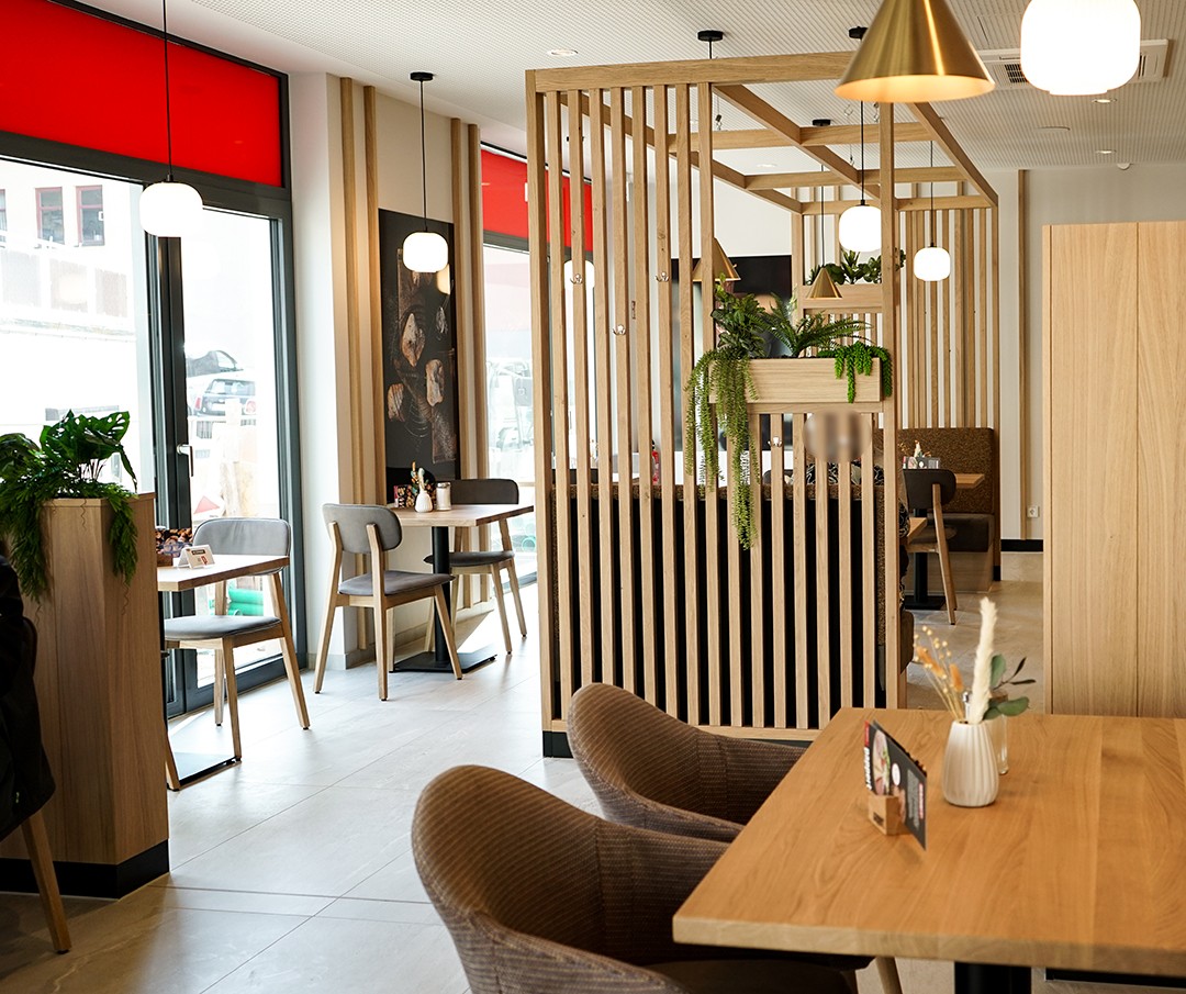 Gemütliches Ambiente im papperts-Fachgeschäft im Steinweg in Bad Salzungen mit liebevollen Dekorationen und modernen Sitzmöglichkeiten.