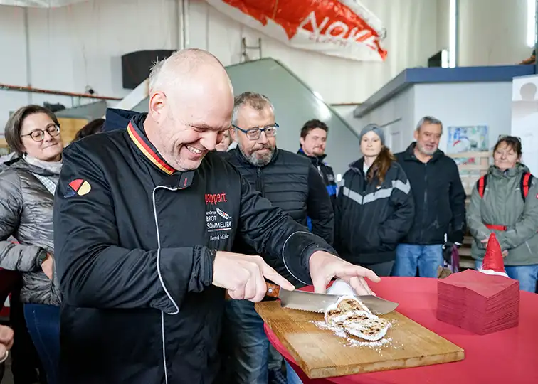 Der Brotsommelier Bernd zerschneidet lachend den Stollen